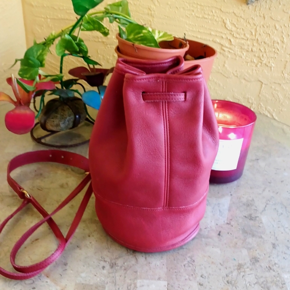 RED 1996 VINTAGE COACH BIXBY SLING BAG